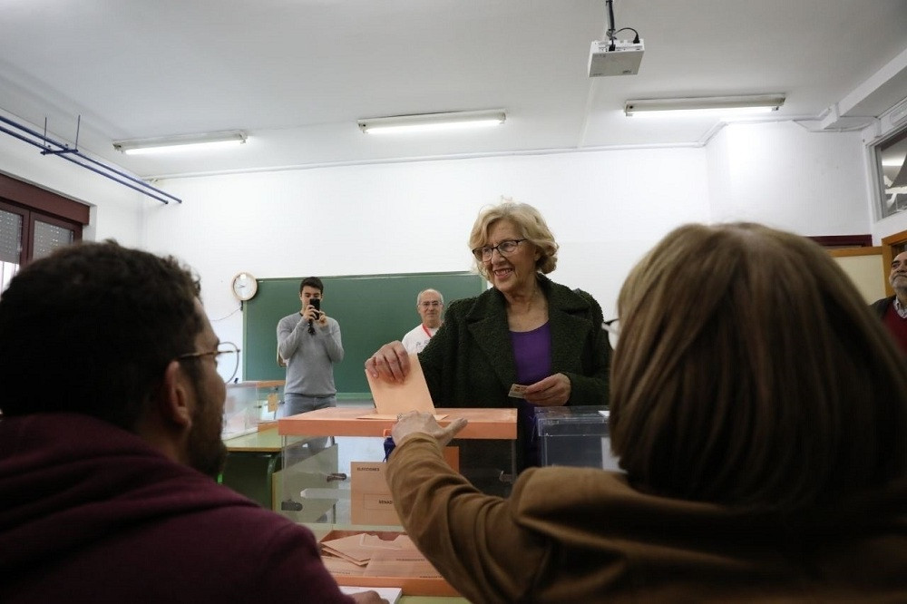 La alcaldesa de Madrid Manuela Carmena votando en su colegio electoral