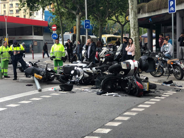 Un conductor de VTC drogat atropella 12 motos a Barcelona