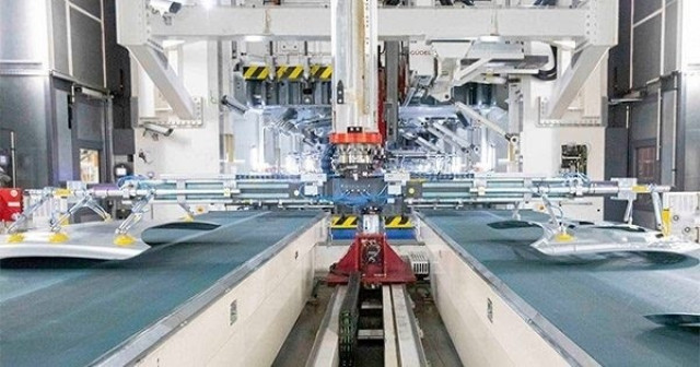 EuropaPress 2180326 Prensa y lneas de estampacin de la fbrica de Seat en la Zona Franca de Barcelona