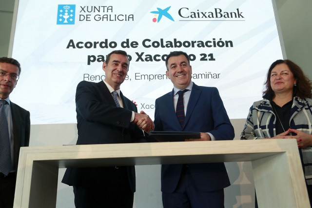 EldirectordeCaixaBankenGaliciaEmilioBarreiroyelconselleirodeCulturaeTurismoRomnRodrguez