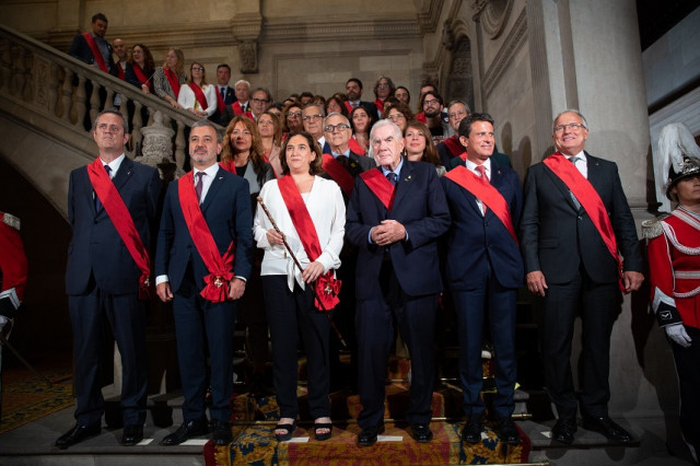FotodefamiliadelnuevoAyuntamientodeBarcelonatrasel26M