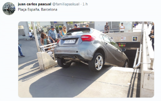 UncochesequedaatascadoenunabocadeMetrodelaplazaEspanyadeBarcelona