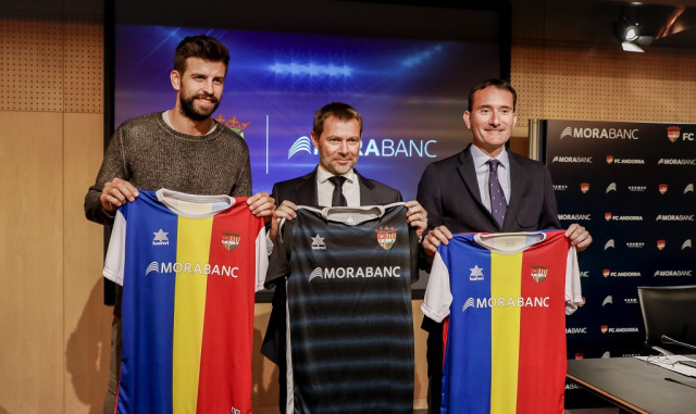 GerardPiqualaizquierdaenlapresentacindelacuerdoentreelFCAndorrayMoraBanc kosmosfootball