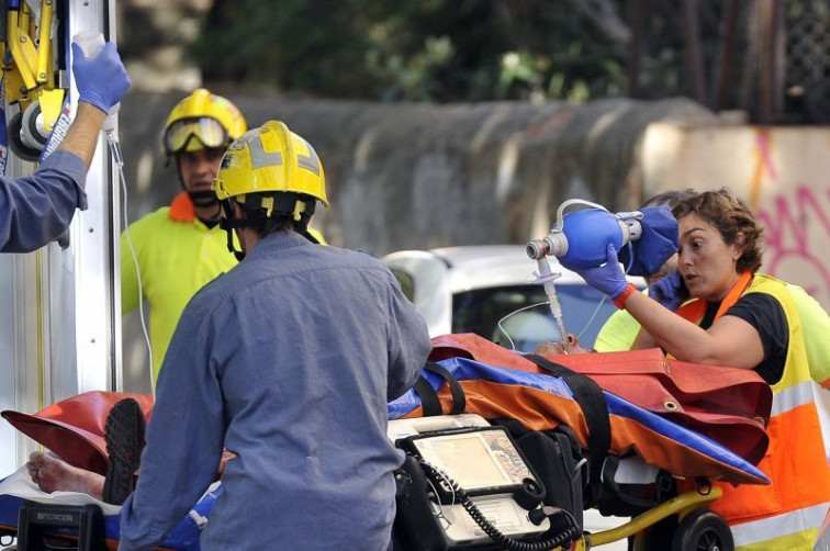 Un mort i nou ferits en xocar un cotxe i un bus a Amposta