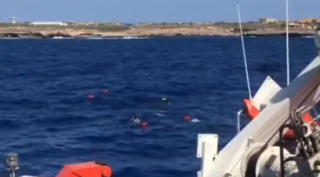 MigrantesdelOpenArmssetiranalagua