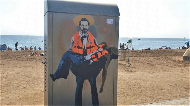 L'artista urbà TvBoy homenatja el fundador de l'Open Arms amb un graffiti a la Barceloneta