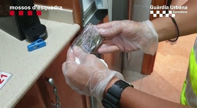 MossosdetenidounhombrequevendahachsamenoresdeedadenBarcelona