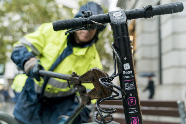 Barcelona es posa dura contra les empreses de patinet elèctric compartit