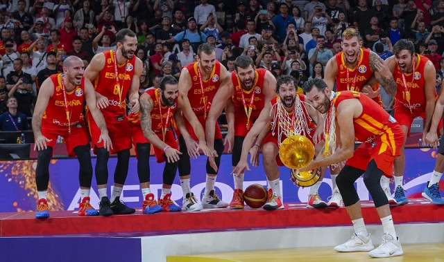 El capitn de la seleccin espaola de baloncesto Rudy Fernndez levanta la copa de campeones del mundo