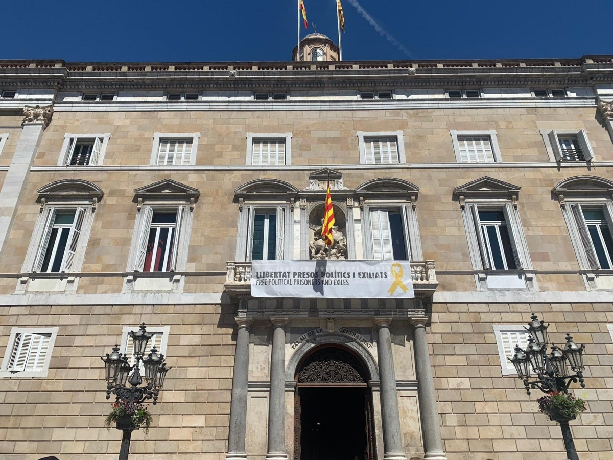 LaGeneralitatvuelveacolgarlapancartaconellazoamarillo