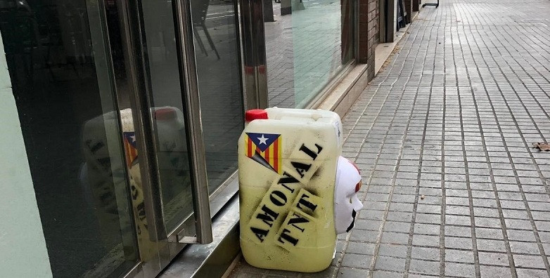 Bidón ante la sede de Podem en Barcelona