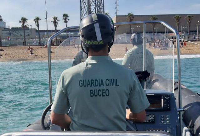 Guardiacivilbuscabombaplayabarcelona
