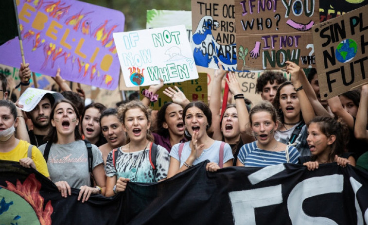 Barcelona acull milers de persones a la manifestació per combatre la crisi climàtica