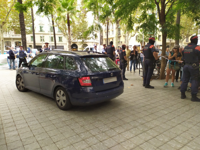 La mare de la menor d'Uruguai lliura la nena als Mossos després d'una setmana atrinxerada