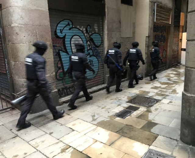 LaGurdiaUrbanaDetTresPersonesEnLaIntervenciADosPisosOnEsVeniaDrogaACiutatVella