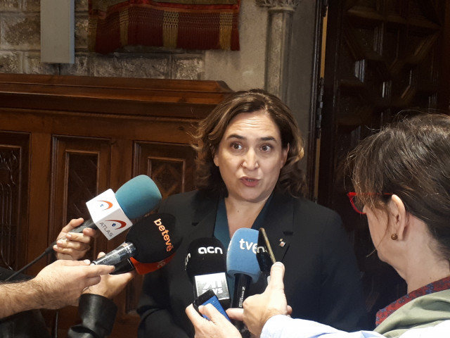 Colau pressiona el Govern central per imposar a les aerolínies un impost al querosè