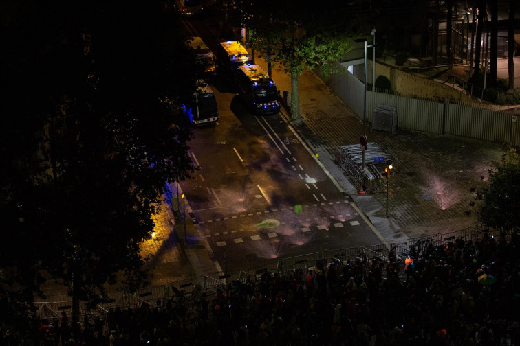 Els manifestants envolten la Delegació del Govern en la vuitena nit de protestes