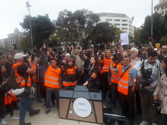 Unos200periodistasseconcentranenBarcelonapararechazarlasagresiones