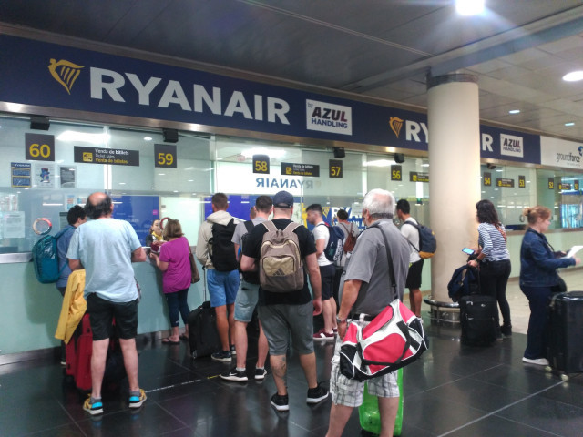 Els sindicats retreuen a Ryanair que discrimini als treballadors afectats per l'ERO