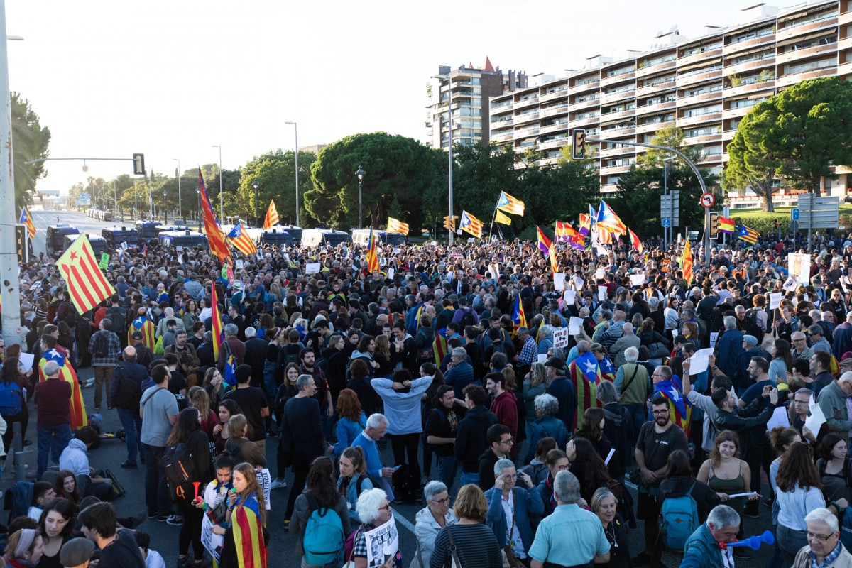 Manifestantes en la Diagonal, cerca del Palau de Congressos