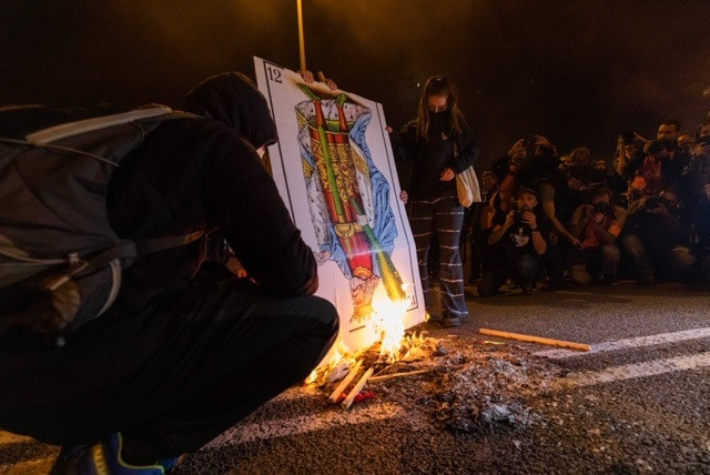 Manifestantes queman fotos del Rey y banderas espau00f1olas en la Diagonal