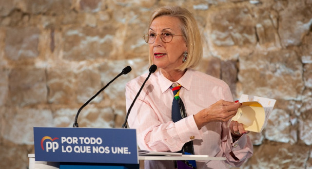 AfundadoradeUPyDRosaDezhojealaConstitucinEspaoladurantesuintervrncinenelactodecampaadelPartidoPopular