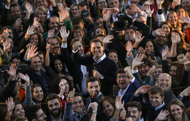ElpresidentedeCsAlbertRiveraduranteelpaseoenbarcoporelroGuadalquivir