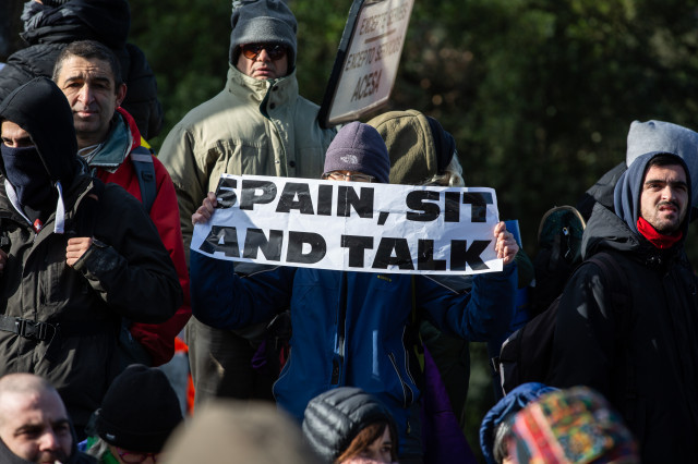 Spainsitandtalkfototsunami