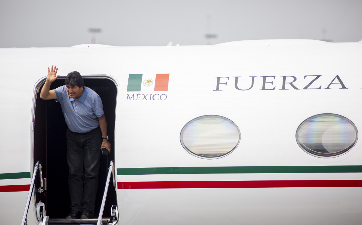 Evo Morales baja del avión en México