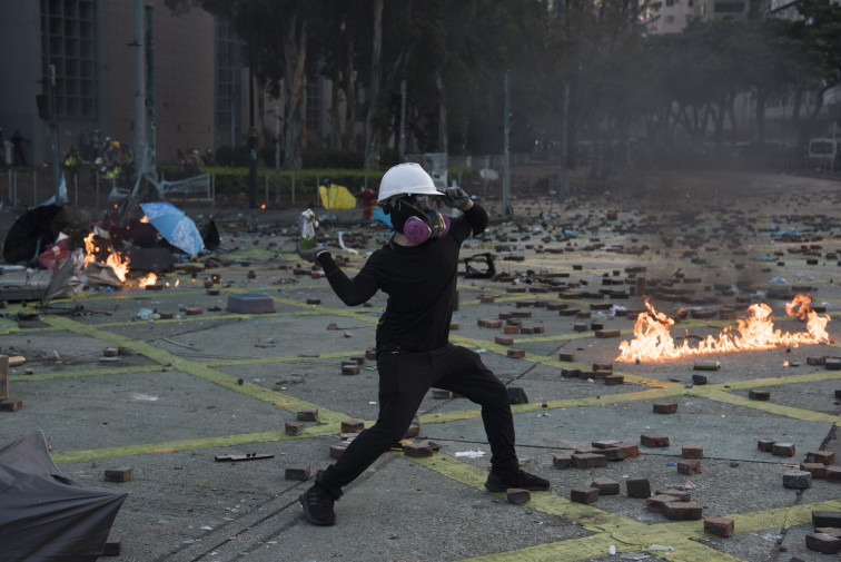 Condemnen a cinc anys de presó tres activistes per les protestes a l'Aeroport de Hong Kong
