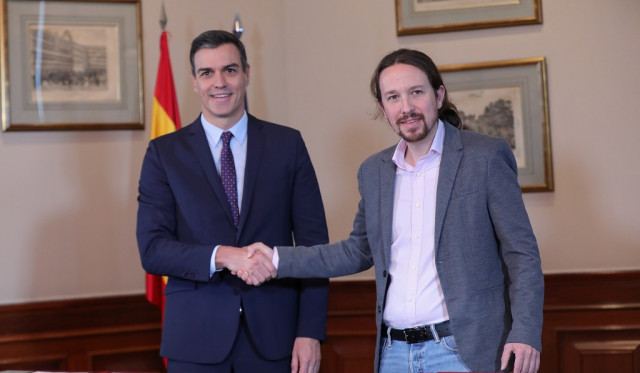 ElpresidentedelGobiernoenfuncionesPedroSnchezyellderdePodemosPabloIglesiasseestrechanlamano