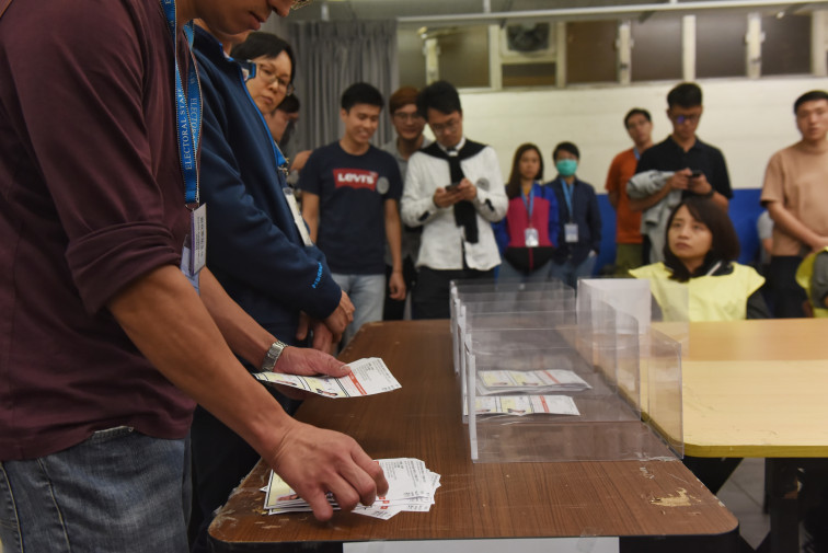 Els candidats prodemocràcia arrasen en les eleccions locals de Hong Kong