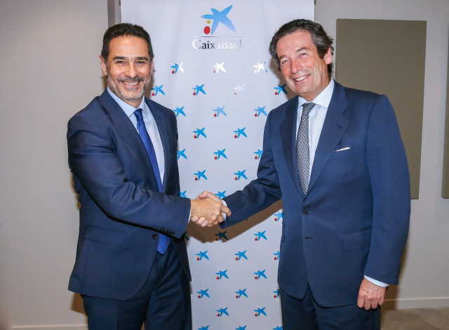 ElpresidentedelaFundacinASPRIMAJuanAntonioGmezPintadoyeldirectorejecutivodeBancadeEmpresasdeCaixaBan