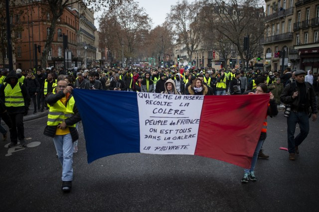 Els 'armilles grogues' se sumen a la vaga de les pensions a França