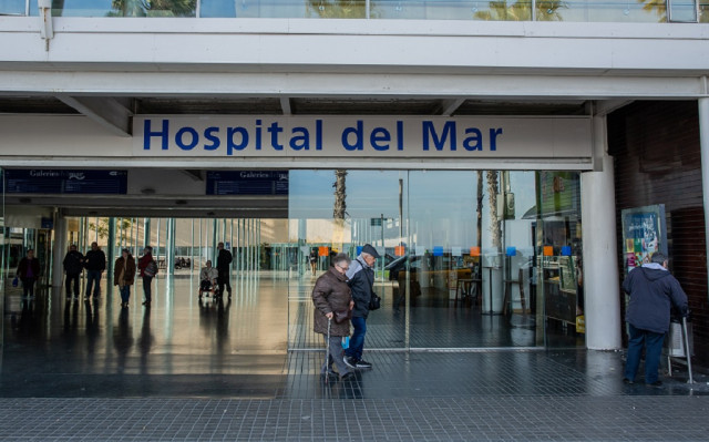 UnaparejadeancianosabandonaelHospitaldelMardeBarcelona EP