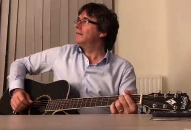 Puigdemont country home guitarra