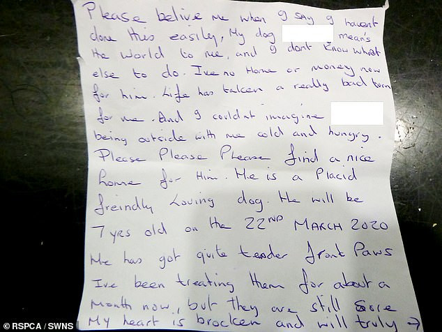 Nota de abandono del perro en una iglesia de Inglaterra