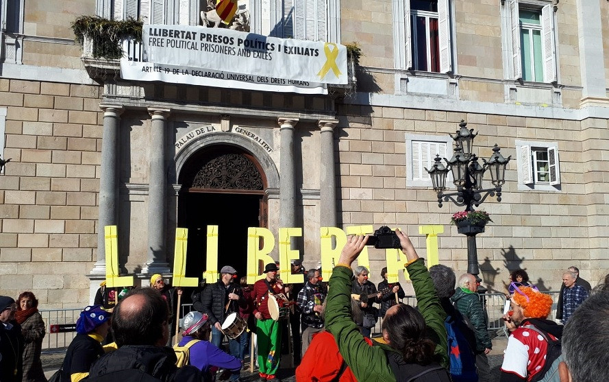 Manifestantes independentistas frente a la Generalitat