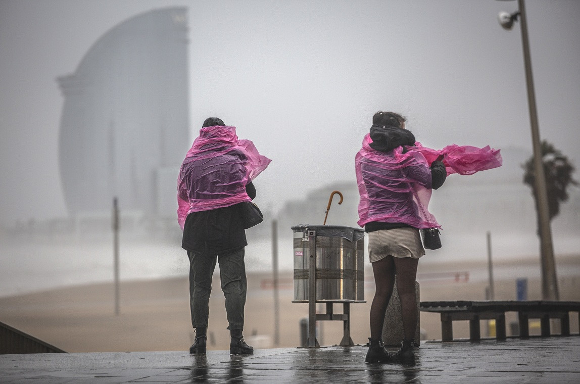 Dos mujeres en el paseo maru00edtimo de la playa de la Barceloneta