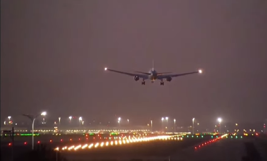 Momento del aterrijaze del vuelo AK837 de Air Canada
