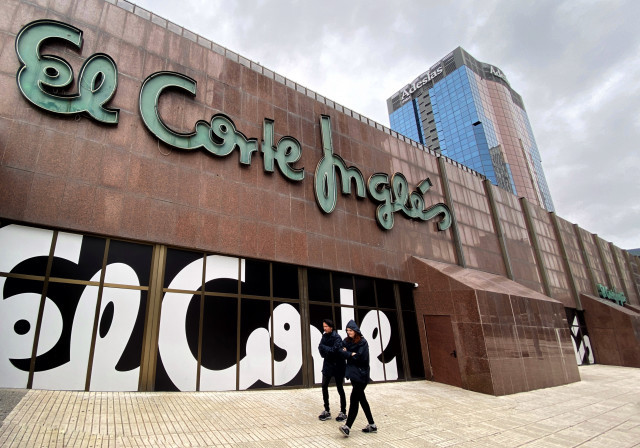 Malestar entre els treballadors de El Corte Inglés per la supressió de dues pagues anuals