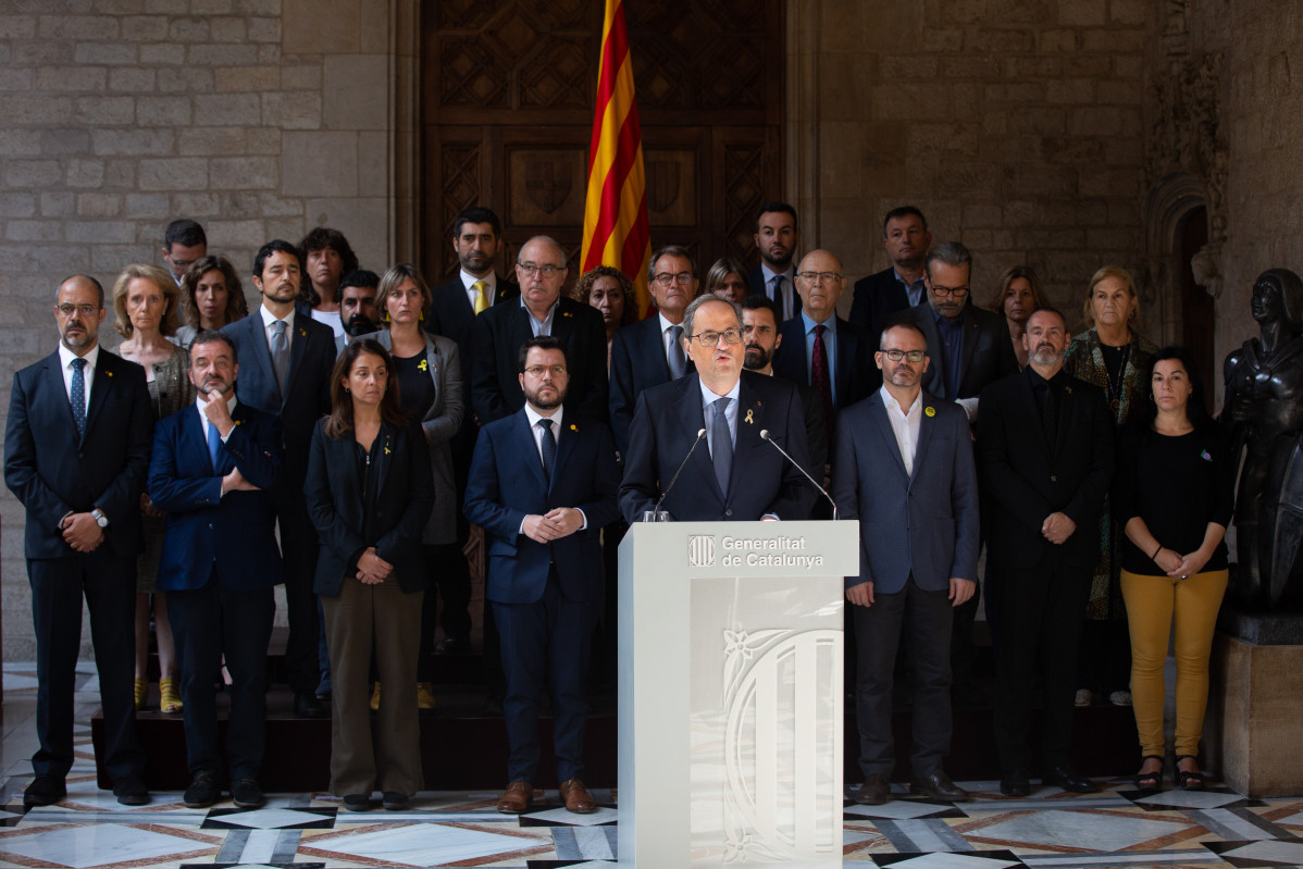 El president de la Generalitat, Quim Torra, al costat de la resta del Govern després de la sentència de l'1-O