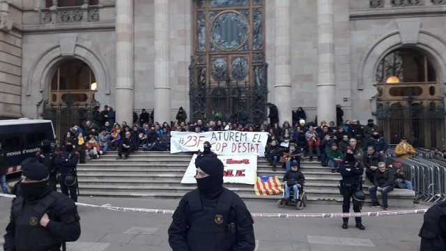 Un centenar de manifestants convocats pels CDR bloquegen la porta principal del TSJC