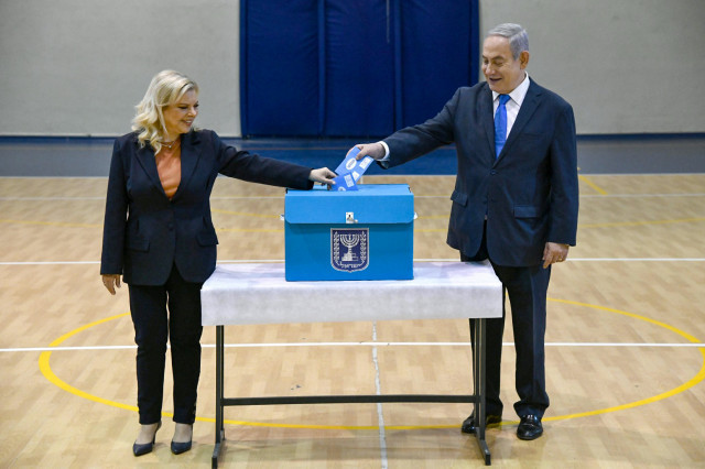 Netanyahu y su mujer votando en las terceras elecciones de Israel