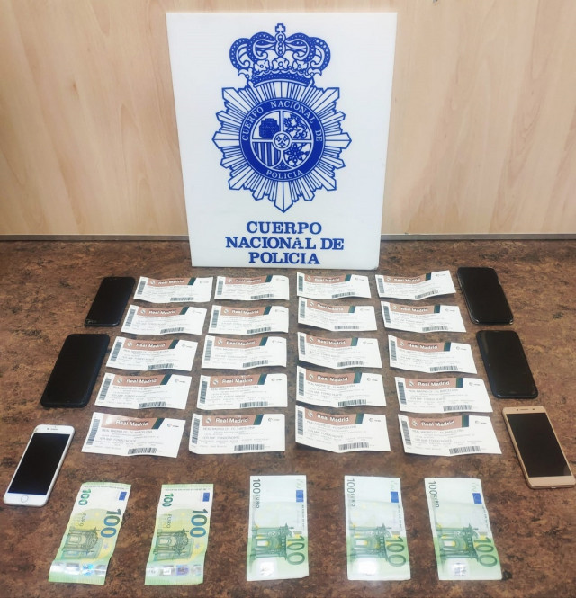 EuropaPress 2689311 Entradas falsas del Clsico en el Bernabu requisadas por la Polica Nacional