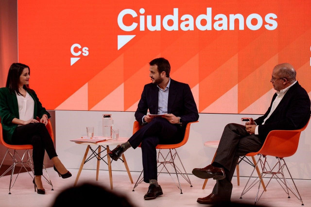 LoscandidatosalaPresidenciadeCiudadanosInsArrimadasyFranciscoIgeaenundebateprevioalasprimarias