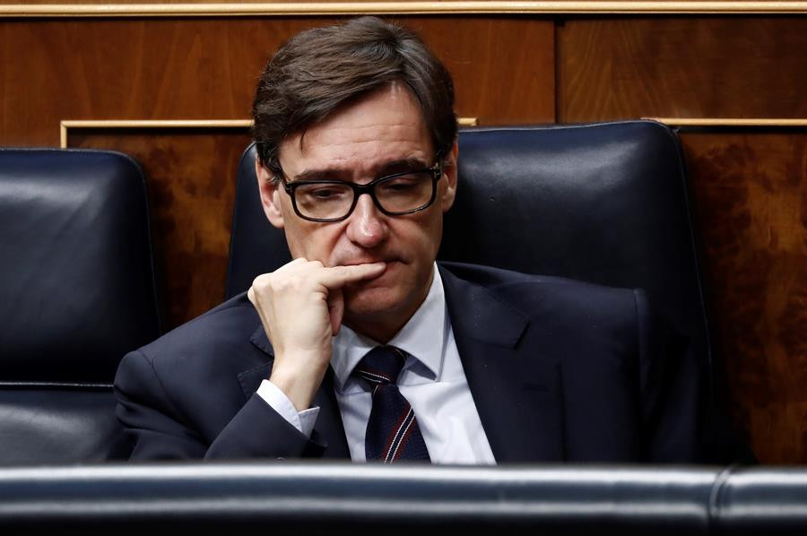 El ministro de Sanidad, Salvador Illa, durante la intervención del presidente del Gobierno, Pedro Sánchez, para explicar la declaración del estado de alarma y las medidas para paliar las consecuenc