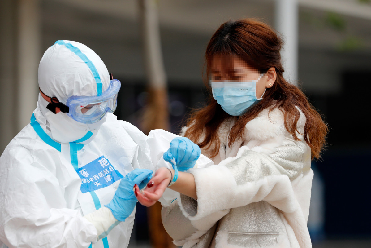 Un paciente recuperado es dado de alta del hospital temporal de Wuhan, provincia de Hubei. 26 de febrero de 2020.