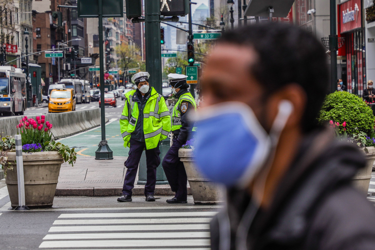 Un hombre con mascarilla en una calle de Nueva York.
