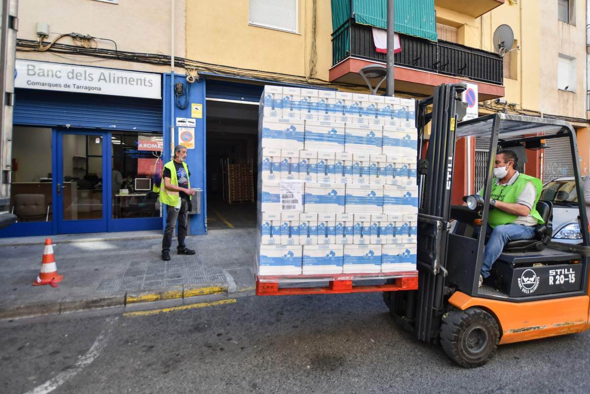 FOTOGRAFIA Donaciu00f3 de llet al Banc dels Aliments de les comarques de Tarragona